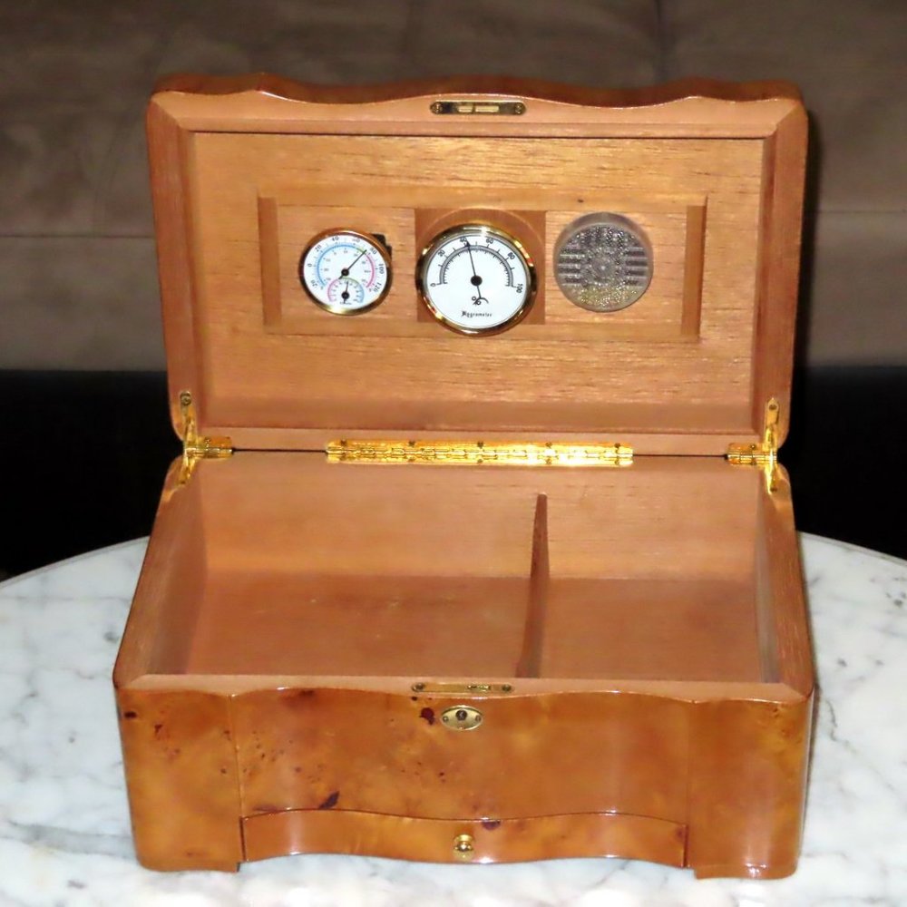 Large Humidor, Burled Wood, Holds Around 100 Cigars!